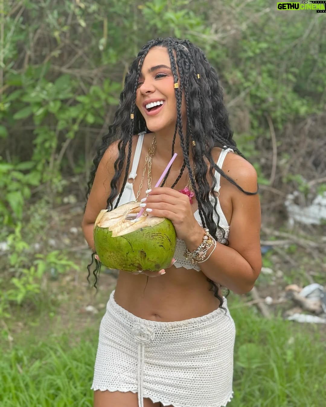 Michela Pincay - 72.6K Likes - Un coquito pa comenzar el día 🥥🌴