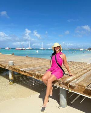 Michela Pincay Instagram - Una negrita en Aruba 🏝️
.
.
P.d. El niñito arruinando mi video es igualito a Ale de bebé 🏝️✈️✨⛵️🤍