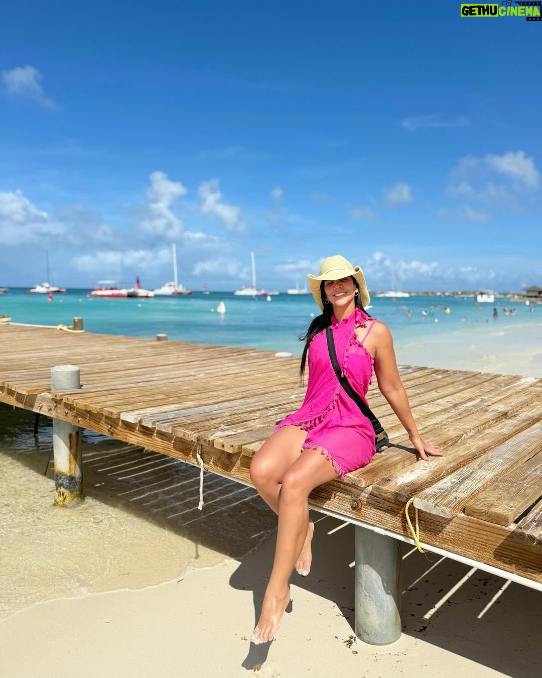 Michela Pincay - 47.2K Likes - Una negrita en Aruba 🏝️
.
.
P.d. El niñito arruinando mi video es igualito a Ale de bebé 🏝️✈️✨⛵️🤍