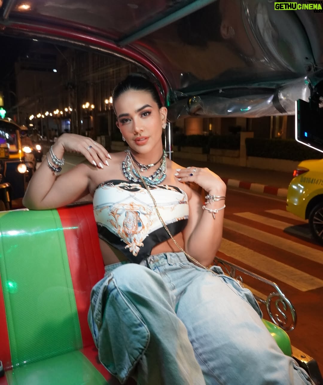 Michela Pincay - 45.3K Likes - Una noche en #chinatown #bangkok con @theofficialpandora
#FromThailandWithLove #PandoraSquad24 #PandoraTakesThailand