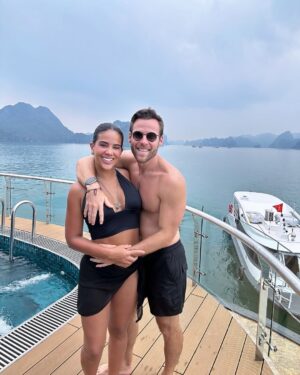 Michela Pincay Instagram - Felices 1.10 amore 📝❤️ miles de kms recorridos y gigas repletas de fotos y videos en mi celular.. Hoy que le vida me está enseñando con lecciones duras que la única manera a veces de continuar es viendo todo con gratitud y como un milagro solo puedo agradecer al cielo y a ti por tanto amor, por todos los lugares que hemos visto, por llorar conmigo por las cosas que me duelen y que no puedo cambiar y por ser una compañía increíble.. No solo has sido mi novio sino mi mejor amigo, amas a mi familia de una forma que me conmueve y me hace entender que tú siempre vas a ser importante para mí, GRACIAS por llegar a sanar cosas que otros rompieron, gracias por recordarme como es que un hombre me debe cuidar y querer, gracias por devolverme la confianza y por lograr que te quiera así a pesar de que al inicio no me gustaba ni dar la mano en público.. Gracias por no irte cuando te tocó entender una vida súper distinta a la tuya, por nunca cortarme las alas y apoyarme siempre.. Como te lo digo siempre, yo por ti tengo amor y gratitud por la vie.. Gracias sobretodo por hacerme dejar todo, por enseñarme a frenar para ir a ver un poquito del mundo cada que se pueda porque tú vives así, viviendo de verdad! Je t’aime pour toujours Alexis 🌎❤️ soy muy afortunada de haber coincidido contigo en esta vida 🥹
.
.
📍
Portofino 
Olon 
Galapagos 
Baie d’halong 
Railay beach 
Chiang Mai 
Thailand 
Vietnam 
Bangkok 
Sapa
Philippine 
Japon kyoto 
Hawaï 
London