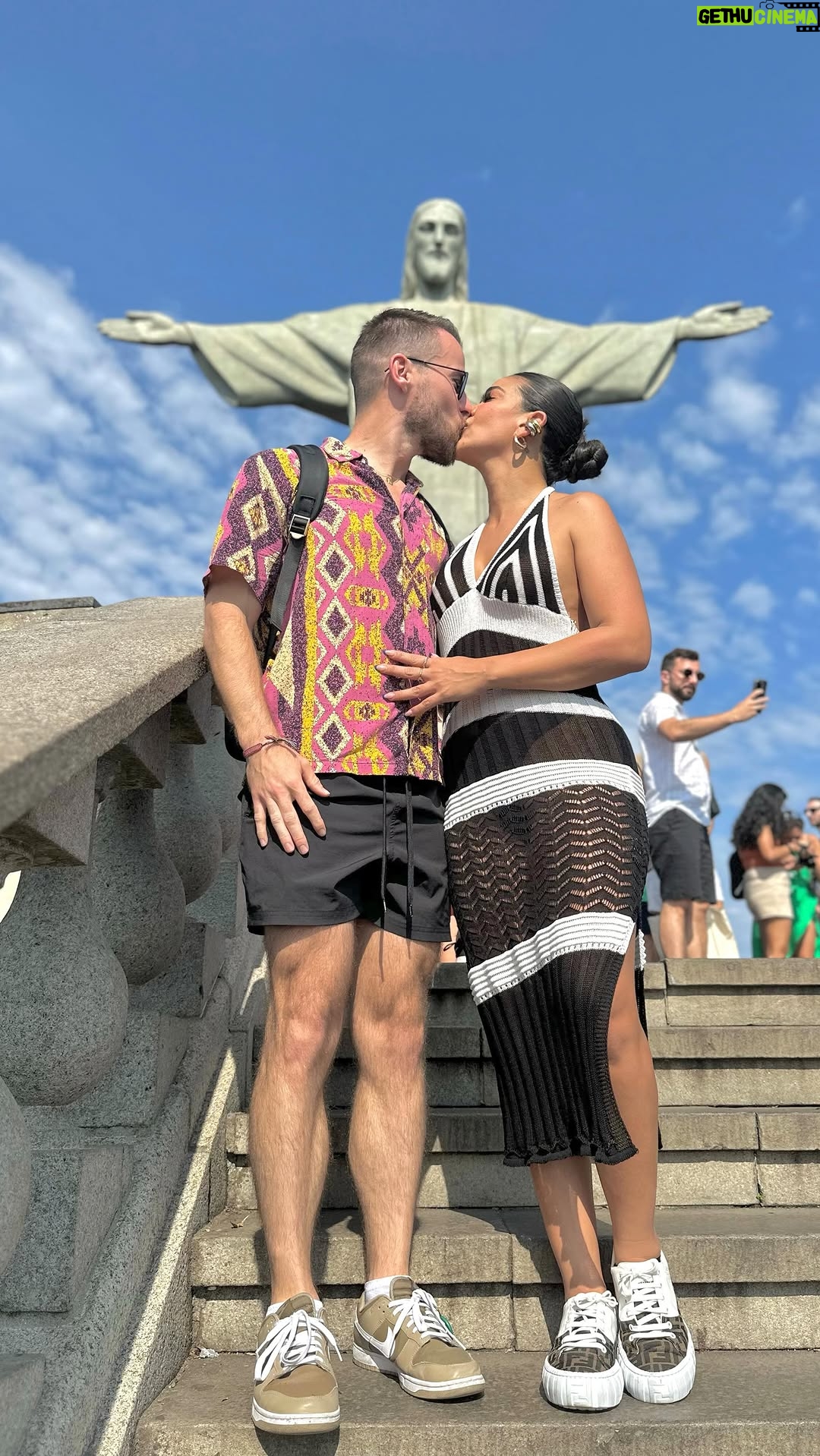 Michela Pincay - 57.9K Likes - Dos años ❤️🌏✈️ dos años de 20 países juntos, de 1.3 viviendo una relación increíble en privado, de un año viviendo juntos en mi país porque dejaste todo para demostrarme cuánto te importa (demostrar es lo que más he amado de esta relación), dos años de lágrimas y promesas en aeropuertos, dos años de muchísimas primeras veces, de extrañarnos un montón porque la distancia jamás se ha puesto más fácil, al contrario se pone más desafiante con el paso del tiempo, dos años de probar comida de todo tipo, dos años de mucha paciencia, muchísimo aprendizaje, mucha familia, mucho amor, mucho todo! Solo tenemos el HOY y hoy te quiero agradecer porque me has hecho una mejor persona, me has enseñado cosas lindas de mí que ni yo sabía que tenía, me has ayudado a atravesar momentos en los que he sentido que no puedo más, que nada importa.. los dos años más preciosos de toda mi vida los he vivido contigo, siempre SIEMPRE así me dures un día o toda la vida vas a ser mi familia, súper importante para mí e inolvidable en mi historia! Contigo vivir el hoy ha sido un regalo increíble ❤️✈️🌎 te tengo tatuado (literalmente) por siempre mon amour! Je t’aime por la vie 🇫🇷🇪🇨