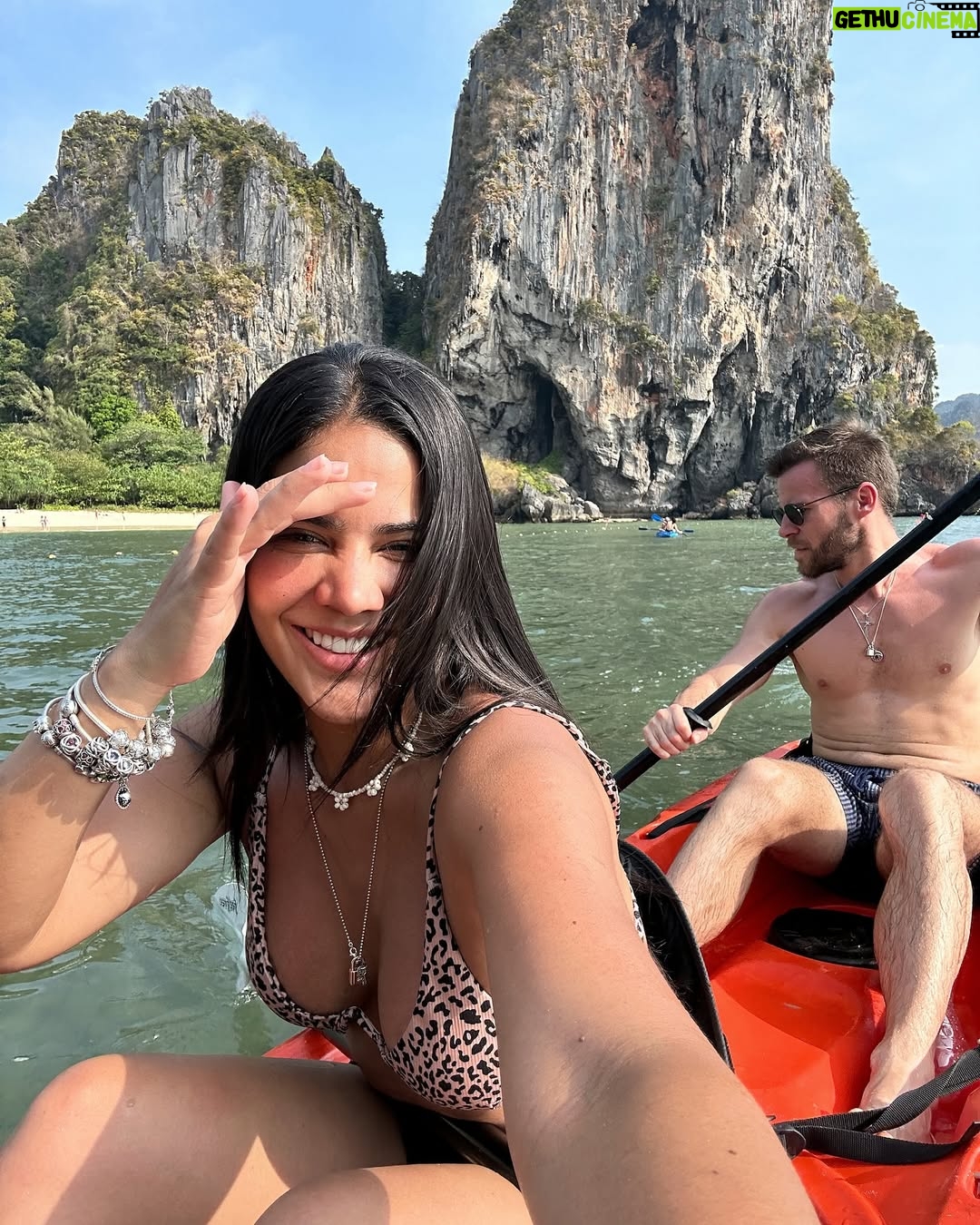 Michela Pincay - 68.1K Likes - Felices 1.10 amore 📝❤️ miles de kms recorridos y gigas repletas de fotos y videos en mi celular.. Hoy que le vida me está enseñando con lecciones duras que la única manera a veces de continuar es viendo todo con gratitud y como un milagro solo puedo agradecer al cielo y a ti por tanto amor, por todos los lugares que hemos visto, por llorar conmigo por las cosas que me duelen y que no puedo cambiar y por ser una compañía increíble.. No solo has sido mi novio sino mi mejor amigo, amas a mi familia de una forma que me conmueve y me hace entender que tú siempre vas a ser importante para mí, GRACIAS por llegar a sanar cosas que otros rompieron, gracias por recordarme como es que un hombre me debe cuidar y querer, gracias por devolverme la confianza y por lograr que te quiera así a pesar de que al inicio no me gustaba ni dar la mano en público.. Gracias por no irte cuando te tocó entender una vida súper distinta a la tuya, por nunca cortarme las alas y apoyarme siempre.. Como te lo digo siempre, yo por ti tengo amor y gratitud por la vie.. Gracias sobretodo por hacerme dejar todo, por enseñarme a frenar para ir a ver un poquito del mundo cada que se pueda porque tú vives así, viviendo de verdad! Je t’aime pour toujours Alexis 🌎❤️ soy muy afortunada de haber coincidido contigo en esta vida 🥹
.
.
📍
Portofino
Olon
Galapagos
Baie d’halong
Railay beach
Chiang Mai
Thailand
Vietnam
Bangkok
Sapa
Philippine
Japon kyoto
Hawaï
London