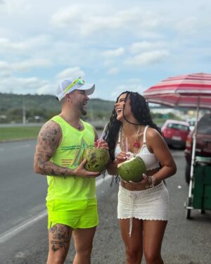 Michela Pincay Instagram - Un coquito pa comenzar el día 🥥🌴