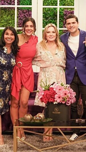 Michela Pincay Instagram - Anita de mi corazón.. me duele en el alma esta noticia.. te conocí como casi todos, porque eras la señora “institución” de la televisión.. luego fuiste “la mamá de mi amiga” luego mi compañera de trabajo y finalmente una amiga tipo “mamá” de la que aprendí tanto.. “Anita, se dice hubo o hubieron?” Nunca voy a olvidar hace años cuando te dije los resultados de una biopsia “limpia” de Iesmin como te pusiste a llorar de alegría y yo no podía creer que te hayas emocionado tanto.. así eras tú, puro amor, una mujer reservada, libre de escándalos, una mujer sabia y coherente, la más divertida y la más relajada.. Esta semana estuviste más presente que nunca, ayudándome con mil ideas, mil contactos, doctores, escuchándome, motivándome.. Anita linda gracias por ser incondicional.. una maestra para mí, fue un privilegio aprender de ti ❤️ Que Dios te reciba con amor, el mismo que le diste a tu público y a todo el que te conoció! Gracias Anita @anabuljubasich