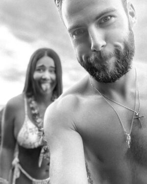 Michela Pincay Instagram - Felices 1.10 amore 📝❤️ miles de kms recorridos y gigas repletas de fotos y videos en mi celular.. Hoy que le vida me está enseñando con lecciones duras que la única manera a veces de continuar es viendo todo con gratitud y como un milagro solo puedo agradecer al cielo y a ti por tanto amor, por todos los lugares que hemos visto, por llorar conmigo por las cosas que me duelen y que no puedo cambiar y por ser una compañía increíble.. No solo has sido mi novio sino mi mejor amigo, amas a mi familia de una forma que me conmueve y me hace entender que tú siempre vas a ser importante para mí, GRACIAS por llegar a sanar cosas que otros rompieron, gracias por recordarme como es que un hombre me debe cuidar y querer, gracias por devolverme la confianza y por lograr que te quiera así a pesar de que al inicio no me gustaba ni dar la mano en público.. Gracias por no irte cuando te tocó entender una vida súper distinta a la tuya, por nunca cortarme las alas y apoyarme siempre.. Como te lo digo siempre, yo por ti tengo amor y gratitud por la vie.. Gracias sobretodo por hacerme dejar todo, por enseñarme a frenar para ir a ver un poquito del mundo cada que se pueda porque tú vives así, viviendo de verdad! Je t’aime pour toujours Alexis 🌎❤️ soy muy afortunada de haber coincidido contigo en esta vida 🥹
.
.
📍
Portofino 
Olon 
Galapagos 
Baie d’halong 
Railay beach 
Chiang Mai 
Thailand 
Vietnam 
Bangkok 
Sapa
Philippine 
Japon kyoto 
Hawaï 
London