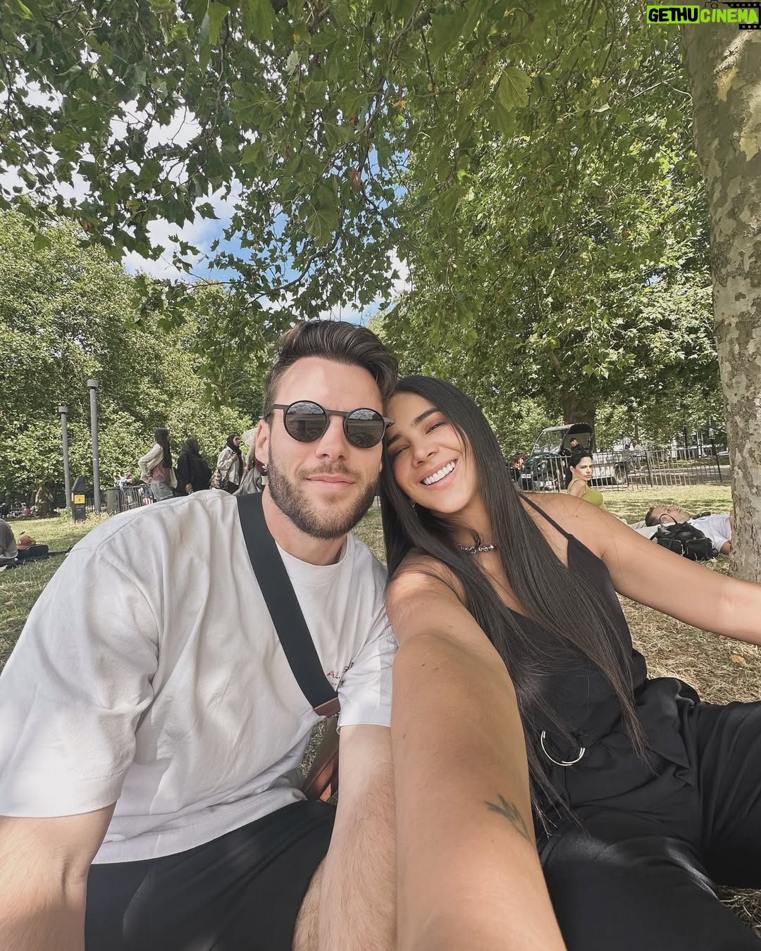 Michela Pincay - 68.1K Likes - Felices 1.10 amore 📝❤️ miles de kms recorridos y gigas repletas de fotos y videos en mi celular.. Hoy que le vida me está enseñando con lecciones duras que la única manera a veces de continuar es viendo todo con gratitud y como un milagro solo puedo agradecer al cielo y a ti por tanto amor, por todos los lugares que hemos visto, por llorar conmigo por las cosas que me duelen y que no puedo cambiar y por ser una compañía increíble.. No solo has sido mi novio sino mi mejor amigo, amas a mi familia de una forma que me conmueve y me hace entender que tú siempre vas a ser importante para mí, GRACIAS por llegar a sanar cosas que otros rompieron, gracias por recordarme como es que un hombre me debe cuidar y querer, gracias por devolverme la confianza y por lograr que te quiera así a pesar de que al inicio no me gustaba ni dar la mano en público.. Gracias por no irte cuando te tocó entender una vida súper distinta a la tuya, por nunca cortarme las alas y apoyarme siempre.. Como te lo digo siempre, yo por ti tengo amor y gratitud por la vie.. Gracias sobretodo por hacerme dejar todo, por enseñarme a frenar para ir a ver un poquito del mundo cada que se pueda porque tú vives así, viviendo de verdad! Je t’aime pour toujours Alexis 🌎❤️ soy muy afortunada de haber coincidido contigo en esta vida 🥹
.
.
📍
Portofino
Olon
Galapagos
Baie d’halong
Railay beach
Chiang Mai
Thailand
Vietnam
Bangkok
Sapa
Philippine
Japon kyoto
Hawaï
London