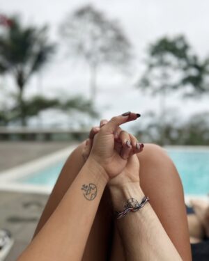 Michela Pincay Instagram - Felices 1.10 amore 📝❤️ miles de kms recorridos y gigas repletas de fotos y videos en mi celular.. Hoy que le vida me está enseñando con lecciones duras que la única manera a veces de continuar es viendo todo con gratitud y como un milagro solo puedo agradecer al cielo y a ti por tanto amor, por todos los lugares que hemos visto, por llorar conmigo por las cosas que me duelen y que no puedo cambiar y por ser una compañía increíble.. No solo has sido mi novio sino mi mejor amigo, amas a mi familia de una forma que me conmueve y me hace entender que tú siempre vas a ser importante para mí, GRACIAS por llegar a sanar cosas que otros rompieron, gracias por recordarme como es que un hombre me debe cuidar y querer, gracias por devolverme la confianza y por lograr que te quiera así a pesar de que al inicio no me gustaba ni dar la mano en público.. Gracias por no irte cuando te tocó entender una vida súper distinta a la tuya, por nunca cortarme las alas y apoyarme siempre.. Como te lo digo siempre, yo por ti tengo amor y gratitud por la vie.. Gracias sobretodo por hacerme dejar todo, por enseñarme a frenar para ir a ver un poquito del mundo cada que se pueda porque tú vives así, viviendo de verdad! Je t’aime pour toujours Alexis 🌎❤️ soy muy afortunada de haber coincidido contigo en esta vida 🥹
.
.
📍
Portofino 
Olon 
Galapagos 
Baie d’halong 
Railay beach 
Chiang Mai 
Thailand 
Vietnam 
Bangkok 
Sapa
Philippine 
Japon kyoto 
Hawaï 
London