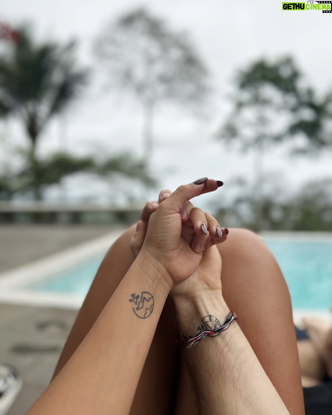 Michela Pincay - 68.1K Likes - Felices 1.10 amore 📝❤️ miles de kms recorridos y gigas repletas de fotos y videos en mi celular.. Hoy que le vida me está enseñando con lecciones duras que la única manera a veces de continuar es viendo todo con gratitud y como un milagro solo puedo agradecer al cielo y a ti por tanto amor, por todos los lugares que hemos visto, por llorar conmigo por las cosas que me duelen y que no puedo cambiar y por ser una compañía increíble.. No solo has sido mi novio sino mi mejor amigo, amas a mi familia de una forma que me conmueve y me hace entender que tú siempre vas a ser importante para mí, GRACIAS por llegar a sanar cosas que otros rompieron, gracias por recordarme como es que un hombre me debe cuidar y querer, gracias por devolverme la confianza y por lograr que te quiera así a pesar de que al inicio no me gustaba ni dar la mano en público.. Gracias por no irte cuando te tocó entender una vida súper distinta a la tuya, por nunca cortarme las alas y apoyarme siempre.. Como te lo digo siempre, yo por ti tengo amor y gratitud por la vie.. Gracias sobretodo por hacerme dejar todo, por enseñarme a frenar para ir a ver un poquito del mundo cada que se pueda porque tú vives así, viviendo de verdad! Je t’aime pour toujours Alexis 🌎❤️ soy muy afortunada de haber coincidido contigo en esta vida 🥹
.
.
📍
Portofino
Olon
Galapagos
Baie d’halong
Railay beach
Chiang Mai
Thailand
Vietnam
Bangkok
Sapa
Philippine
Japon kyoto
Hawaï
London