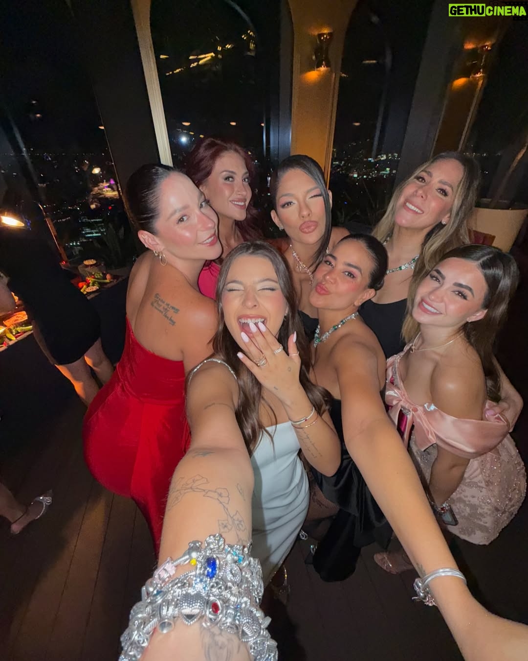 Michela Pincay - 52.9K Likes - Mucha gente muy linda en un solo lugar, día 1 😮💨✨💎📍 thank you for having us @theofficialpandora #FromThailandWithLove #PandoraSquad24 #PandoraTakesThailand
.
.
.
Mi vestido divino 🖤 @gghautecouture @gabrielagalarza_ec