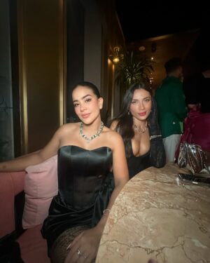 Michela Pincay Instagram - Mucha gente muy linda en un solo lugar, día 1 😮‍💨✨💎📍 thank you for having us @theofficialpandora #FromThailandWithLove  #PandoraSquad24  #PandoraTakesThailand 
.
.
.
Mi vestido divino 🖤 @gghautecouture @gabrielagalarza_ec
