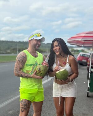 Michela Pincay Instagram - Un coquito pa comenzar el día 🥥🌴