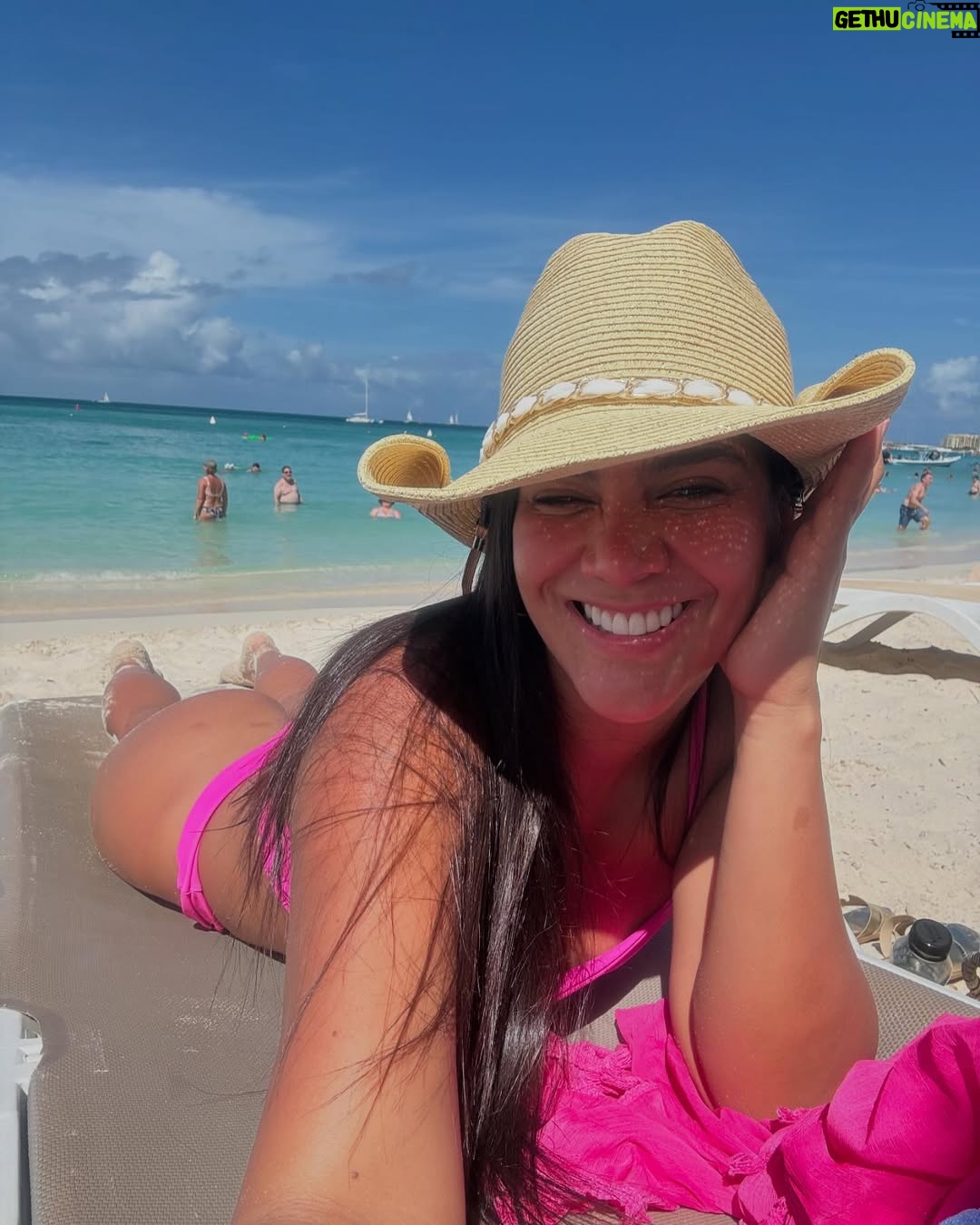 Michela Pincay - 47.2K Likes - Una negrita en Aruba 🏝️
.
.
P.d. El niñito arruinando mi video es igualito a Ale de bebé 🏝️✈️✨⛵️🤍