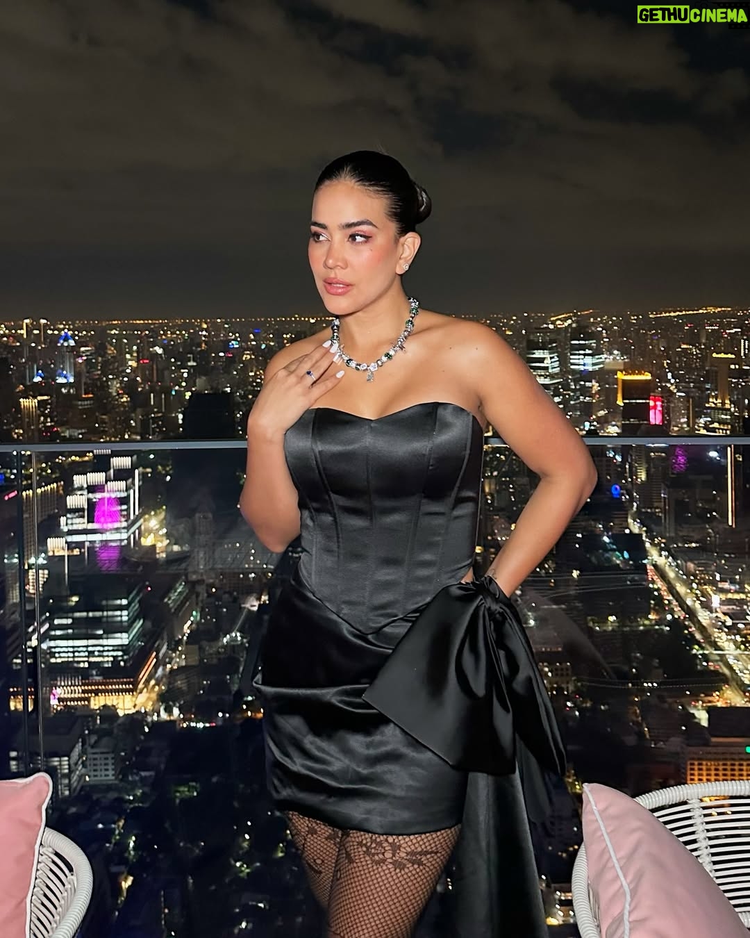 Michela Pincay - 52.9K Likes - Mucha gente muy linda en un solo lugar, día 1 😮💨✨💎📍 thank you for having us @theofficialpandora #FromThailandWithLove #PandoraSquad24 #PandoraTakesThailand
.
.
.
Mi vestido divino 🖤 @gghautecouture @gabrielagalarza_ec