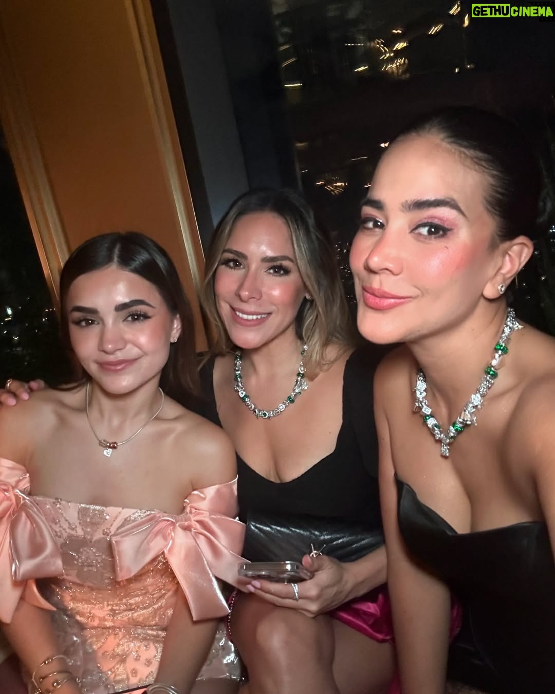Michela Pincay - 52.9K Likes - Mucha gente muy linda en un solo lugar, día 1 😮💨✨💎📍 thank you for having us @theofficialpandora #FromThailandWithLove #PandoraSquad24 #PandoraTakesThailand
.
.
.
Mi vestido divino 🖤 @gghautecouture @gabrielagalarza_ec