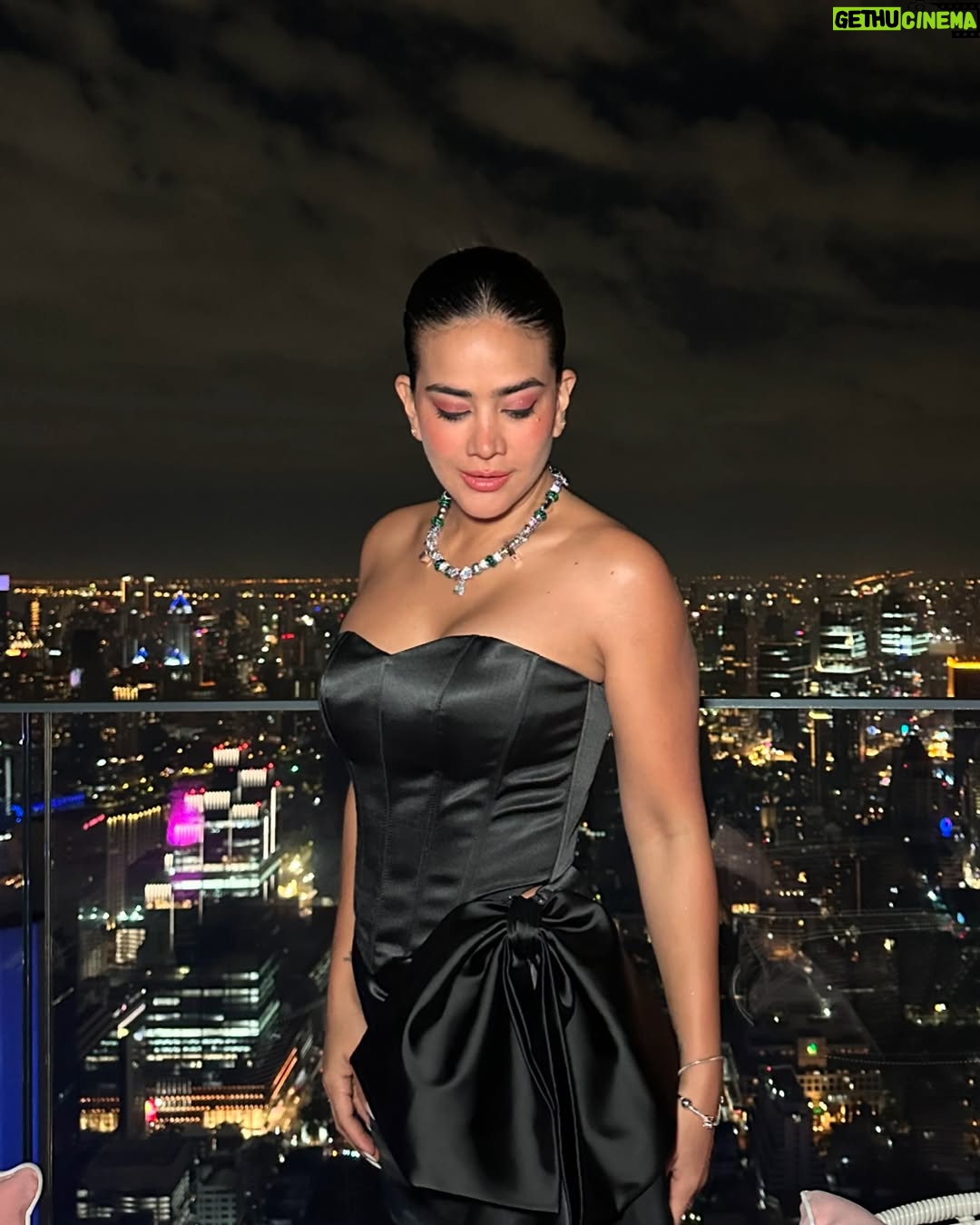 Michela Pincay - 52.9K Likes - Mucha gente muy linda en un solo lugar, día 1 😮💨✨💎📍 thank you for having us @theofficialpandora #FromThailandWithLove #PandoraSquad24 #PandoraTakesThailand
.
.
.
Mi vestido divino 🖤 @gghautecouture @gabrielagalarza_ec