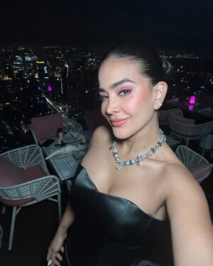 Michela Pincay Instagram - Mucha gente muy linda en un solo lugar, día 1 😮‍💨✨💎📍 thank you for having us @theofficialpandora #FromThailandWithLove  #PandoraSquad24  #PandoraTakesThailand 
.
.
.
Mi vestido divino 🖤 @gghautecouture @gabrielagalarza_ec