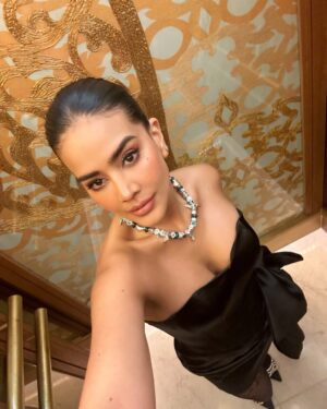 Michela Pincay Instagram - Mucha gente muy linda en un solo lugar, día 1 😮‍💨✨💎📍 thank you for having us @theofficialpandora #FromThailandWithLove  #PandoraSquad24  #PandoraTakesThailand 
.
.
.
Mi vestido divino 🖤 @gghautecouture @gabrielagalarza_ec