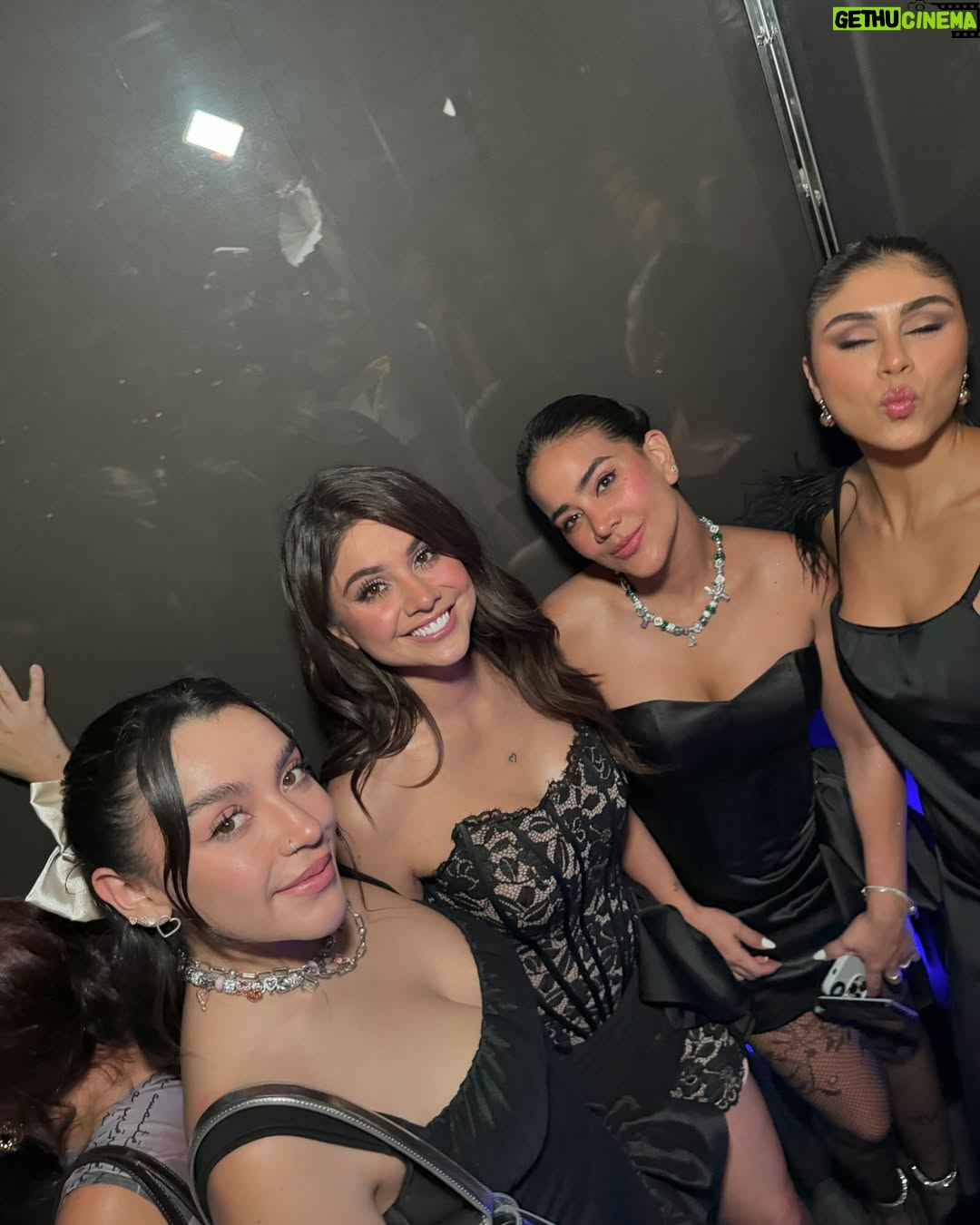 Michela Pincay - 52.9K Likes - Mucha gente muy linda en un solo lugar, día 1 😮💨✨💎📍 thank you for having us @theofficialpandora #FromThailandWithLove #PandoraSquad24 #PandoraTakesThailand
.
.
.
Mi vestido divino 🖤 @gghautecouture @gabrielagalarza_ec