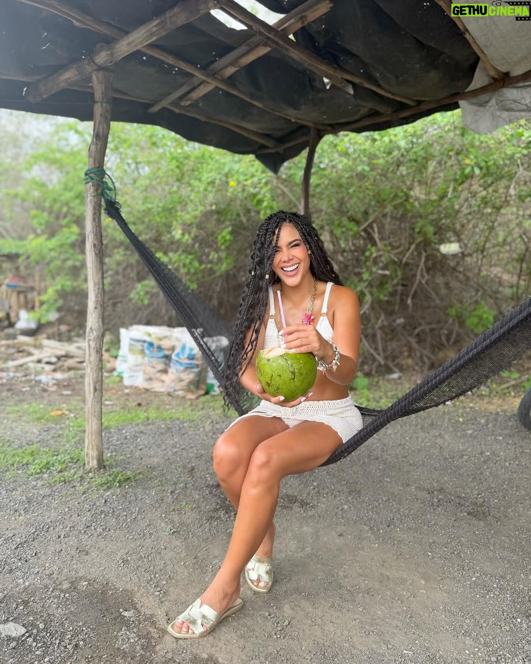 Michela Pincay - 72.6K Likes - Un coquito pa comenzar el día 🥥🌴