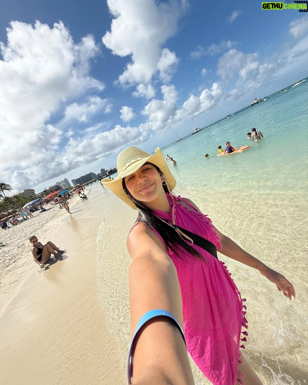 Michela Pincay - 47.2K Likes - Una negrita en Aruba 🏝️
.
.
P.d. El niñito arruinando mi video es igualito a Ale de bebé 🏝️✈️✨⛵️🤍