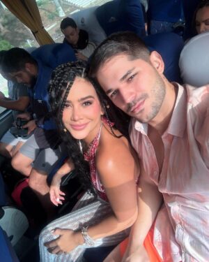 Michela Pincay Instagram - Un coquito pa comenzar el día 🥥🌴