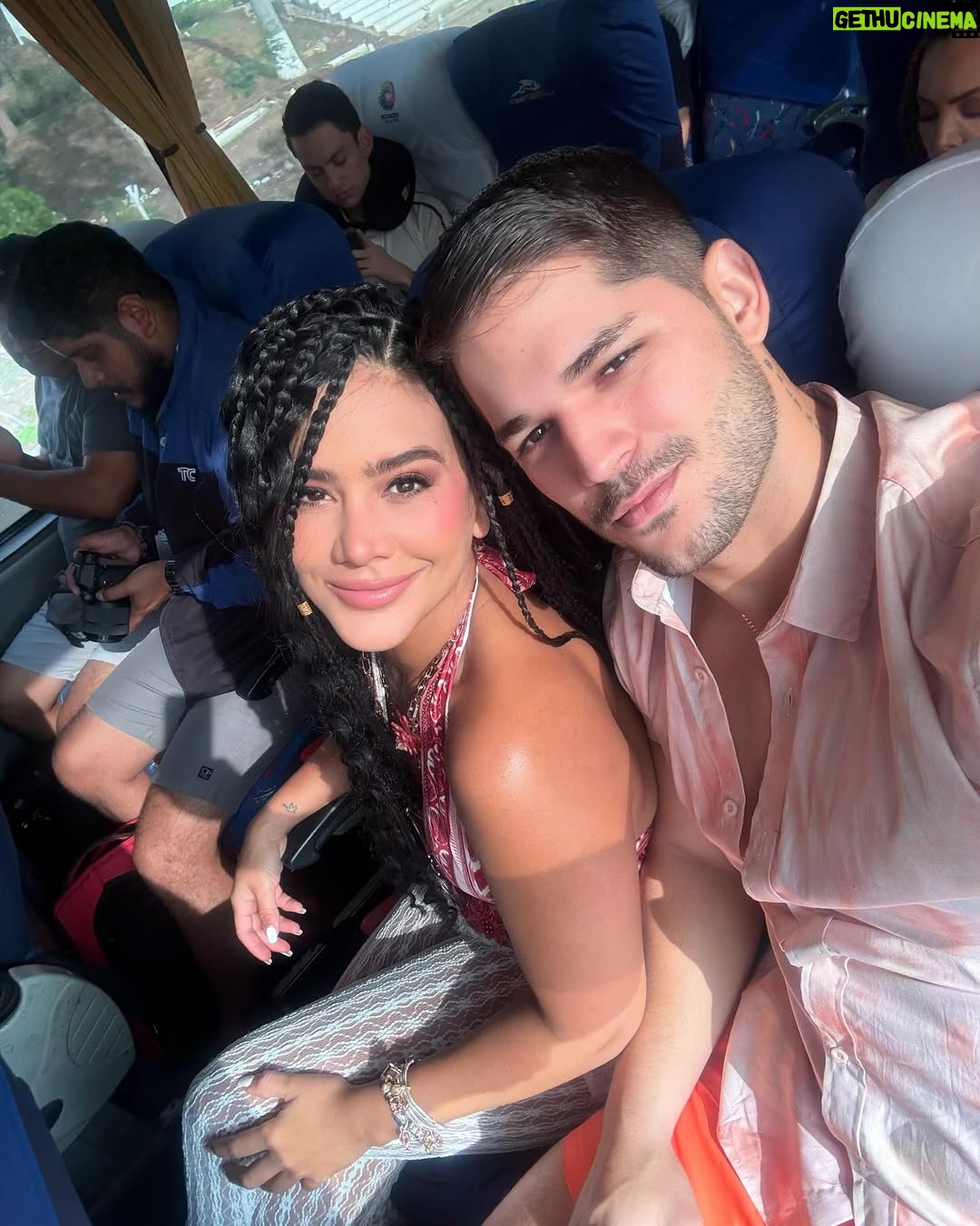 Michela Pincay - 72.6K Likes - Un coquito pa comenzar el día 🥥🌴