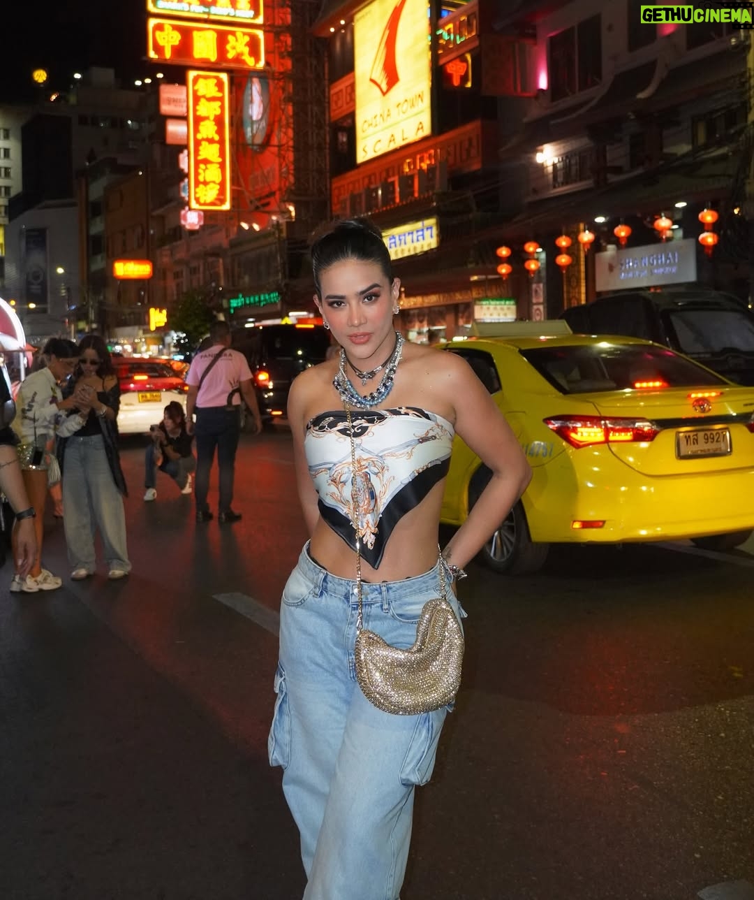 Michela Pincay - 45.3K Likes - Una noche en #chinatown #bangkok con @theofficialpandora
#FromThailandWithLove #PandoraSquad24 #PandoraTakesThailand
