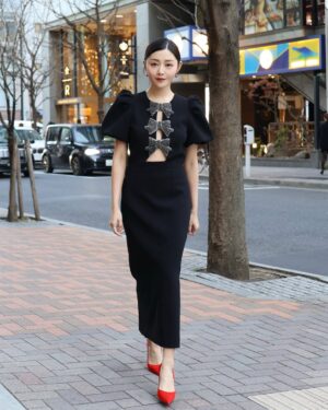 Michelle Wai Instagram - 其實個日得2度⋯⋯⋯🥶

#我心口仲要開三個窿
#女人就係愛靚唔愛命

Dress: @rebeccavallance @netaporter 
High Heels: @christianlouboutin 
Makeup: @make_up_by_mw 
Hair: @singsing113