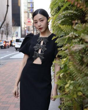 Michelle Wai Instagram - 其實個日得2度⋯⋯⋯🥶

#我心口仲要開三個窿
#女人就係愛靚唔愛命

Dress: @rebeccavallance @netaporter 
High Heels: @christianlouboutin 
Makeup: @make_up_by_mw 
Hair: @singsing113