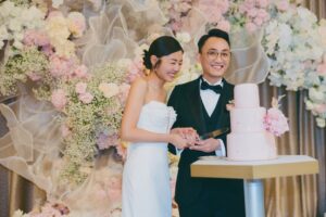 Michelle Wai Instagram - 話咁快第一場婚禮就已經過咗一個月😱！搞呢個婚禮真係好驚險，好多嘢都係臨急抱佛腳。😅

其實連結婚蛋糕我都係突然諗起先想要加😂。唔講唔知原來龍島 @lucullus_hk 係有做婚禮系列。除咗有餅卡，仲有回禮禮物🎁同埋結婚蛋糕🎂！！我呢啲咁貪方便嘅人梗係一次過喺龍島訂晒啦。好彩咁急龍島都可以為我安排到👍🏻

順帶一提結婚當日，龍島仲會安排師傅到酒店裝飾美美的結婚蛋糕。我有試一啖，真係好食㗎😋！

#我都係去婚展先知龍島有結婚系列
#Lucullus #龍島 @lucullus_hk 

Hotel Venue: @islandshangrila
Hotel Deco: @bigdayweddingg 
Photography: @billyonairphotography
Gowns: @bridalistic_official 
High Heels: Silver ones/@giuseppezanotti, White ones/@christianlouboutin
Jewellery: @emperorjewellery 
Suit: @decon.tailormade 
Michelle&Kenley’s makeup: @make_up_by_mw 
Michelle&Kenley’s Hairstyling: @singsing113