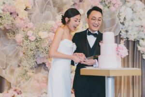 Michelle Wai Instagram - 話咁快第一場婚禮就已經過咗一個月😱！搞呢個婚禮真係好驚險，好多嘢都係臨急抱佛腳。😅

其實連結婚蛋糕我都係突然諗起先想要加😂。唔講唔知原來龍島 @lucullus_hk 係有做婚禮系列。除咗有餅卡，仲有回禮禮物🎁同埋結婚蛋糕🎂！！我呢啲咁貪方便嘅人梗係一次過喺龍島訂晒啦。好彩咁急龍島都可以為我安排到👍🏻

順帶一提結婚當日，龍島仲會安排師傅到酒店裝飾美美的結婚蛋糕。我有試一啖，真係好食㗎😋！

#我都係去婚展先知龍島有結婚系列
#Lucullus #龍島 @lucullus_hk 

Hotel Venue: @islandshangrila
Hotel Deco: @bigdayweddingg 
Photography: @billyonairphotography
Gowns: @bridalistic_official 
High Heels: Silver ones/@giuseppezanotti, White ones/@christianlouboutin
Jewellery: @emperorjewellery 
Suit: @decon.tailormade 
Michelle&Kenley’s makeup: @make_up_by_mw 
Michelle&Kenley’s Hairstyling: @singsing113