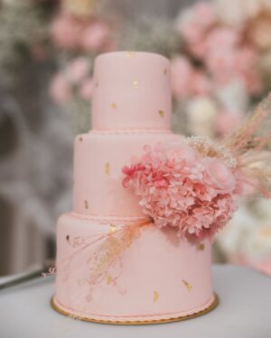 Michelle Wai Instagram - 話咁快第一場婚禮就已經過咗一個月😱！搞呢個婚禮真係好驚險，好多嘢都係臨急抱佛腳。😅

其實連結婚蛋糕我都係突然諗起先想要加😂。唔講唔知原來龍島 @lucullus_hk 係有做婚禮系列。除咗有餅卡，仲有回禮禮物🎁同埋結婚蛋糕🎂！！我呢啲咁貪方便嘅人梗係一次過喺龍島訂晒啦。好彩咁急龍島都可以為我安排到👍🏻

順帶一提結婚當日，龍島仲會安排師傅到酒店裝飾美美的結婚蛋糕。我有試一啖，真係好食㗎😋！

#我都係去婚展先知龍島有結婚系列
#Lucullus #龍島 @lucullus_hk 

Hotel Venue: @islandshangrila
Hotel Deco: @bigdayweddingg 
Photography: @billyonairphotography
Gowns: @bridalistic_official 
High Heels: Silver ones/@giuseppezanotti, White ones/@christianlouboutin
Jewellery: @emperorjewellery 
Suit: @decon.tailormade 
Michelle&Kenley’s makeup: @make_up_by_mw 
Michelle&Kenley’s Hairstyling: @singsing113