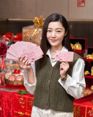 Michelle Wai Instagram - 話咁快第一場婚禮就已經過咗一個月😱！搞呢個婚禮真係好驚險，好多嘢都係臨急抱佛腳。😅

其實連結婚蛋糕我都係突然諗起先想要加😂。唔講唔知原來龍島 @lucullus_hk 係有做婚禮系列。除咗有餅卡，仲有回禮禮物🎁同埋結婚蛋糕🎂！！我呢啲咁貪方便嘅人梗係一次過喺龍島訂晒啦。好彩咁急龍島都可以為我安排到👍🏻

順帶一提結婚當日，龍島仲會安排師傅到酒店裝飾美美的結婚蛋糕。我有試一啖，真係好食㗎😋！

#我都係去婚展先知龍島有結婚系列
#Lucullus #龍島 @lucullus_hk 

Hotel Venue: @islandshangrila
Hotel Deco: @bigdayweddingg 
Photography: @billyonairphotography
Gowns: @bridalistic_official 
High Heels: Silver ones/@giuseppezanotti, White ones/@christianlouboutin
Jewellery: @emperorjewellery 
Suit: @decon.tailormade 
Michelle&Kenley’s makeup: @make_up_by_mw 
Michelle&Kenley’s Hairstyling: @singsing113