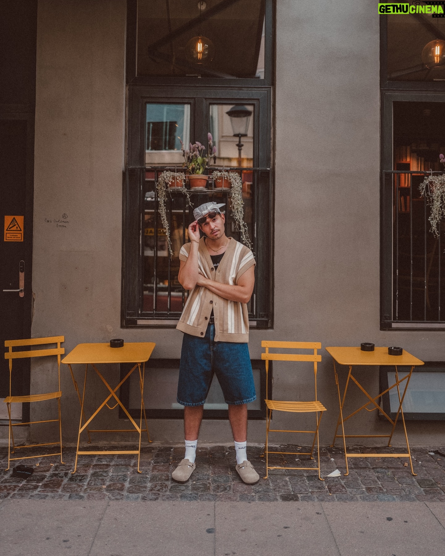 Miisa Rotola-Pukkila - 25.2K Likes - Hän on herkkä ja vahva.
Hän on muuri, joka myrskynkin keskellä seisoo järkähtämättömänä.
Hän luo ja viihdyttää. Naurattaa ja hauskuuttaa.
Hän on päiviemme ilo.
Hän ei tekisi pahaa kärpäsellekkään.
Hän pystyy kaikkeen, vaikka ei tarvitsisi.
Paljon onnea 30-vuotispäivänäsi Tomas! Rakastan sua kaikissa elementeissäsi. Kasvettiin yhdessä aikuisiksi. Kolmekymppisinä kasvaminen jatkuu, mutta varmaa on se, että hauskuus ei lopu!❤️