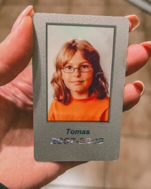 Miisa Rotola-Pukkila Instagram - Hän on herkkä ja vahva.
Hän on muuri, joka myrskynkin keskellä seisoo järkähtämättömänä. 
Hän luo ja viihdyttää. Naurattaa ja hauskuuttaa.
Hän on päiviemme ilo.
Hän ei tekisi pahaa kärpäsellekkään. 
Hän pystyy kaikkeen, vaikka ei tarvitsisi. 

Paljon onnea 30-vuotispäivänäsi Tomas! Rakastan sua kaikissa elementeissäsi. Kasvettiin yhdessä aikuisiksi. Kolmekymppisinä kasvaminen jatkuu, mutta varmaa on se, että hauskuus ei lopu!❤️