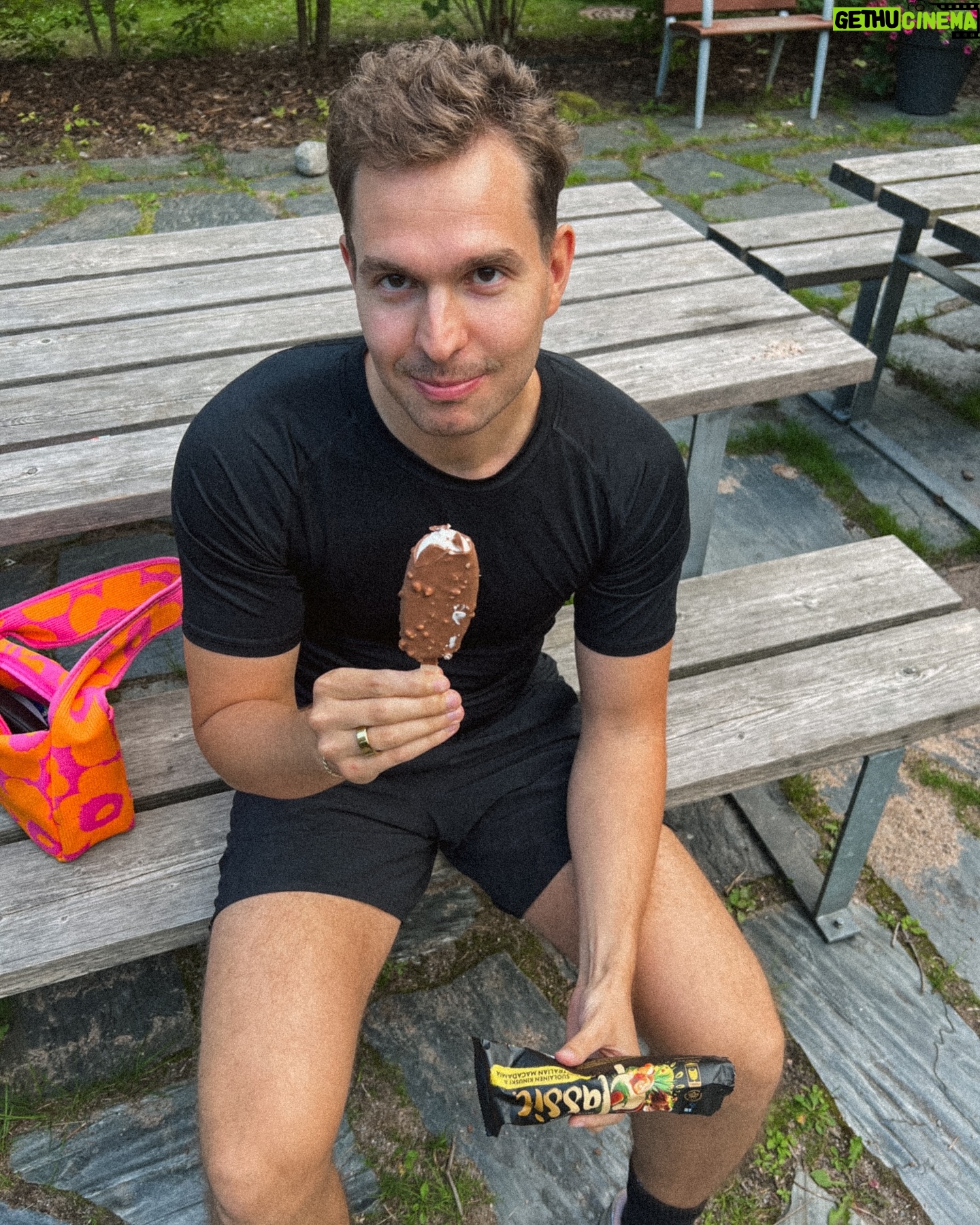 Miisa Rotola-Pukkila - 25.2K Likes - Hän on herkkä ja vahva.
Hän on muuri, joka myrskynkin keskellä seisoo järkähtämättömänä.
Hän luo ja viihdyttää. Naurattaa ja hauskuuttaa.
Hän on päiviemme ilo.
Hän ei tekisi pahaa kärpäsellekkään.
Hän pystyy kaikkeen, vaikka ei tarvitsisi.
Paljon onnea 30-vuotispäivänäsi Tomas! Rakastan sua kaikissa elementeissäsi. Kasvettiin yhdessä aikuisiksi. Kolmekymppisinä kasvaminen jatkuu, mutta varmaa on se, että hauskuus ei lopu!❤️