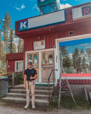 Miisa Rotola-Pukkila Instagram - Hän on herkkä ja vahva.
Hän on muuri, joka myrskynkin keskellä seisoo järkähtämättömänä. 
Hän luo ja viihdyttää. Naurattaa ja hauskuuttaa.
Hän on päiviemme ilo.
Hän ei tekisi pahaa kärpäsellekkään. 
Hän pystyy kaikkeen, vaikka ei tarvitsisi. 

Paljon onnea 30-vuotispäivänäsi Tomas! Rakastan sua kaikissa elementeissäsi. Kasvettiin yhdessä aikuisiksi. Kolmekymppisinä kasvaminen jatkuu, mutta varmaa on se, että hauskuus ei lopu!❤️