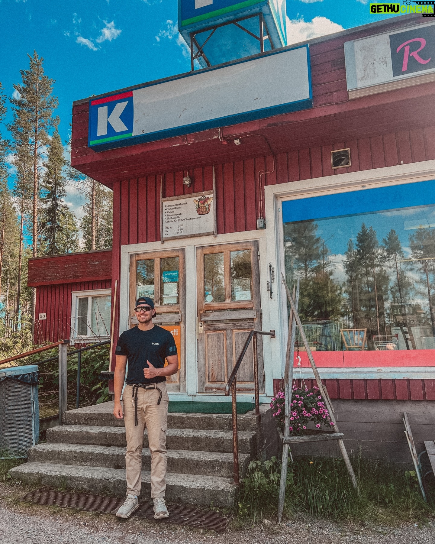 Miisa Rotola-Pukkila - 25.2K Likes - Hän on herkkä ja vahva.
Hän on muuri, joka myrskynkin keskellä seisoo järkähtämättömänä.
Hän luo ja viihdyttää. Naurattaa ja hauskuuttaa.
Hän on päiviemme ilo.
Hän ei tekisi pahaa kärpäsellekkään.
Hän pystyy kaikkeen, vaikka ei tarvitsisi.
Paljon onnea 30-vuotispäivänäsi Tomas! Rakastan sua kaikissa elementeissäsi. Kasvettiin yhdessä aikuisiksi. Kolmekymppisinä kasvaminen jatkuu, mutta varmaa on se, että hauskuus ei lopu!❤️
