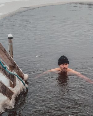 Miisa Rotola-Pukkila Instagram - Hän on herkkä ja vahva.
Hän on muuri, joka myrskynkin keskellä seisoo järkähtämättömänä. 
Hän luo ja viihdyttää. Naurattaa ja hauskuuttaa.
Hän on päiviemme ilo.
Hän ei tekisi pahaa kärpäsellekkään. 
Hän pystyy kaikkeen, vaikka ei tarvitsisi. 

Paljon onnea 30-vuotispäivänäsi Tomas! Rakastan sua kaikissa elementeissäsi. Kasvettiin yhdessä aikuisiksi. Kolmekymppisinä kasvaminen jatkuu, mutta varmaa on se, että hauskuus ei lopu!❤️