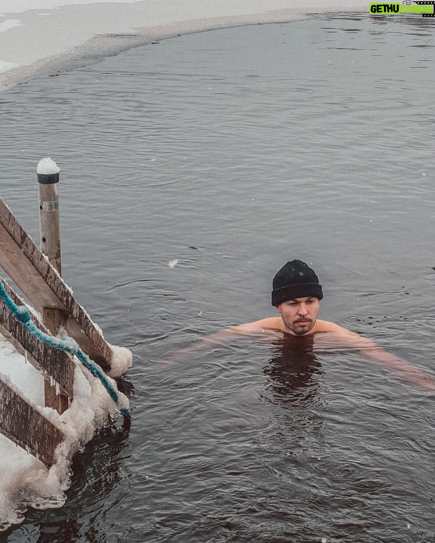 Miisa Rotola-Pukkila - 25.2K Likes - Hän on herkkä ja vahva.
Hän on muuri, joka myrskynkin keskellä seisoo järkähtämättömänä.
Hän luo ja viihdyttää. Naurattaa ja hauskuuttaa.
Hän on päiviemme ilo.
Hän ei tekisi pahaa kärpäsellekkään.
Hän pystyy kaikkeen, vaikka ei tarvitsisi.
Paljon onnea 30-vuotispäivänäsi Tomas! Rakastan sua kaikissa elementeissäsi. Kasvettiin yhdessä aikuisiksi. Kolmekymppisinä kasvaminen jatkuu, mutta varmaa on se, että hauskuus ei lopu!❤️