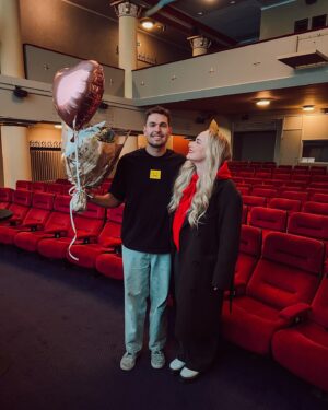 Miisa Rotola-Pukkila Instagram - Tomas, oon niin ylpeä susta!❤️ 

100. jakso Puurojengiä ja leffateatterillinen täynnä innokkaita kuuntelijoita katsomassa sun showta! Oot stara!

2,5 vuotta sitten suunta oli hukassa, mutta sitten keksit idean monologipodista, joka hauskuuttaisi viikoittain kuulijoita. 

Oot tehnyt tän eteen niin paljon töitä ja löytänyt todellisen ydinlajisi. Nykyään Puurojengi on ihan timanttinen ilmiö, jolle on muotoutunut täysin oma kulttuurinsa!

Sen lisäksi, että sinä löysit Puurojengin, Puurojengi löysi sinut. Puhkesit kukkaan, opit nauramaan itsellesi ja olemaan vihdoin täysin oma itsesi.

GRÖTGÄNG❤️
