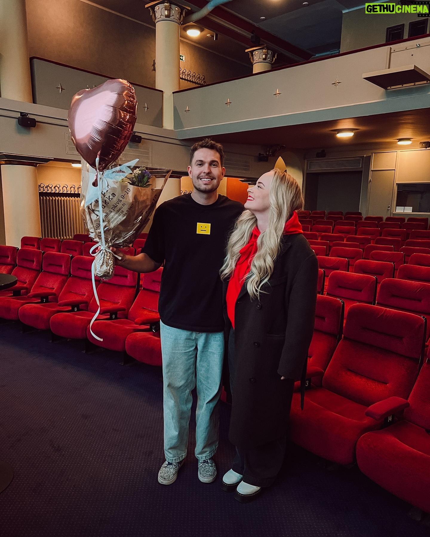 Miisa Rotola-Pukkila - 20.5K Likes - Tomas, oon niin ylpeä susta!❤️
100. jakso Puurojengiä ja leffateatterillinen täynnä innokkaita kuuntelijoita katsomassa sun showta! Oot stara!
2,5 vuotta sitten suunta oli hukassa, mutta sitten keksit idean monologipodista, joka hauskuuttaisi viikoittain kuulijoita.
Oot tehnyt tän eteen niin paljon töitä ja löytänyt todellisen ydinlajisi. Nykyään Puurojengi on ihan timanttinen ilmiö, jolle on muotoutunut täysin oma kulttuurinsa!
Sen lisäksi, että sinä löysit Puurojengin, Puurojengi löysi sinut. Puhkesit kukkaan, opit nauramaan itsellesi ja olemaan vihdoin täysin oma itsesi.
GRÖTGÄNG❤️