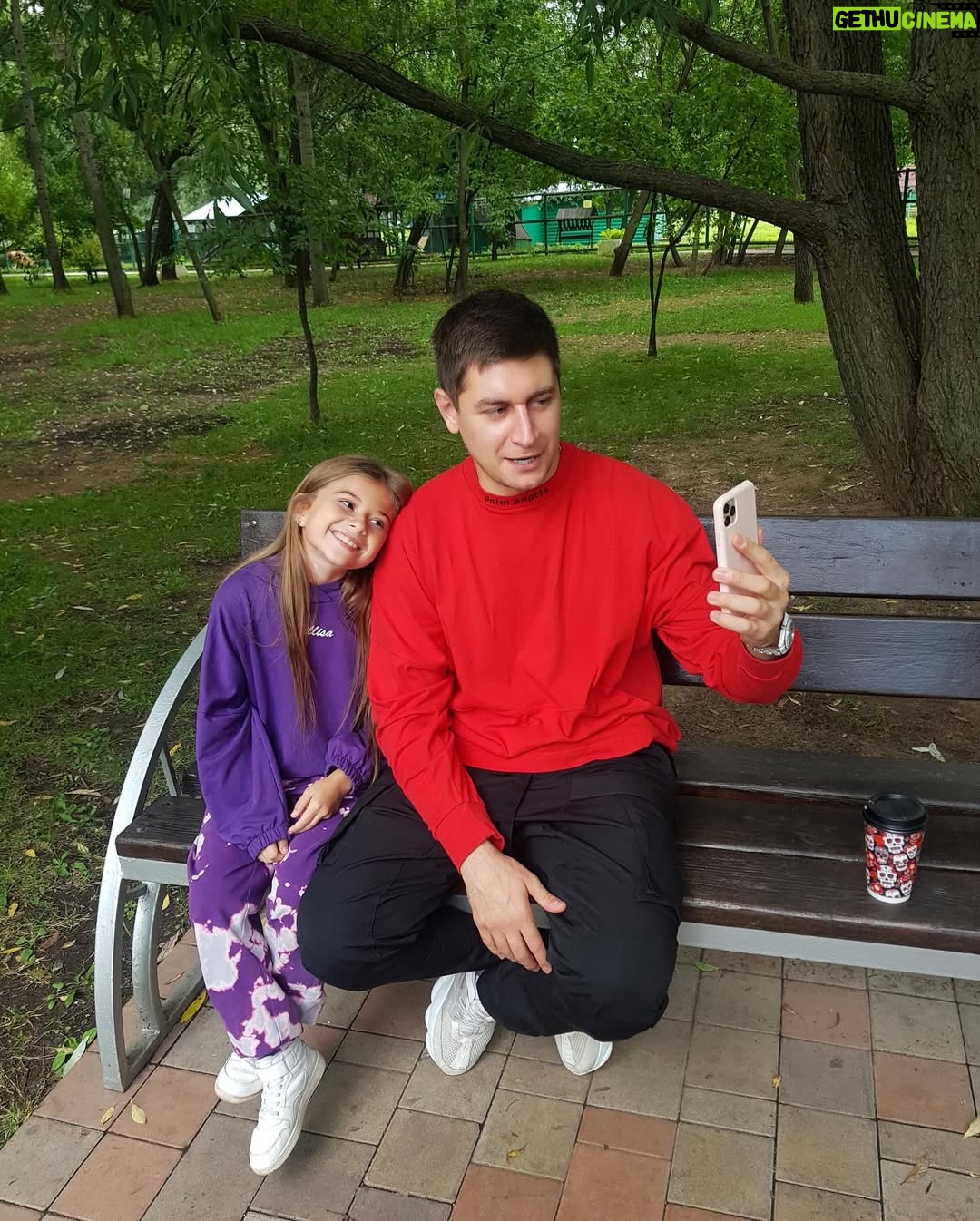 Milana Khametova - 175.7K Likes - Домовёнок, поздравляю тебя с твоим днём 🎈🎂
не буду писать тут банальных пожеланий.. Я тебе желаю самого самого большого человеческого счастья в новом твоем этапе жизни! ❤️🕊️💍👼
Оставайся всегда таким же добрым , веселым и отзывчивым, каким я тебя знаю🫶🏼
Погнали смотреть наши старые фотки и ностальгировать)💔
кстати, уровень нашей ментальной связи на одном из видео) я его никогда и никуда не публиковала)
happy birthday , @dava_m 🎈