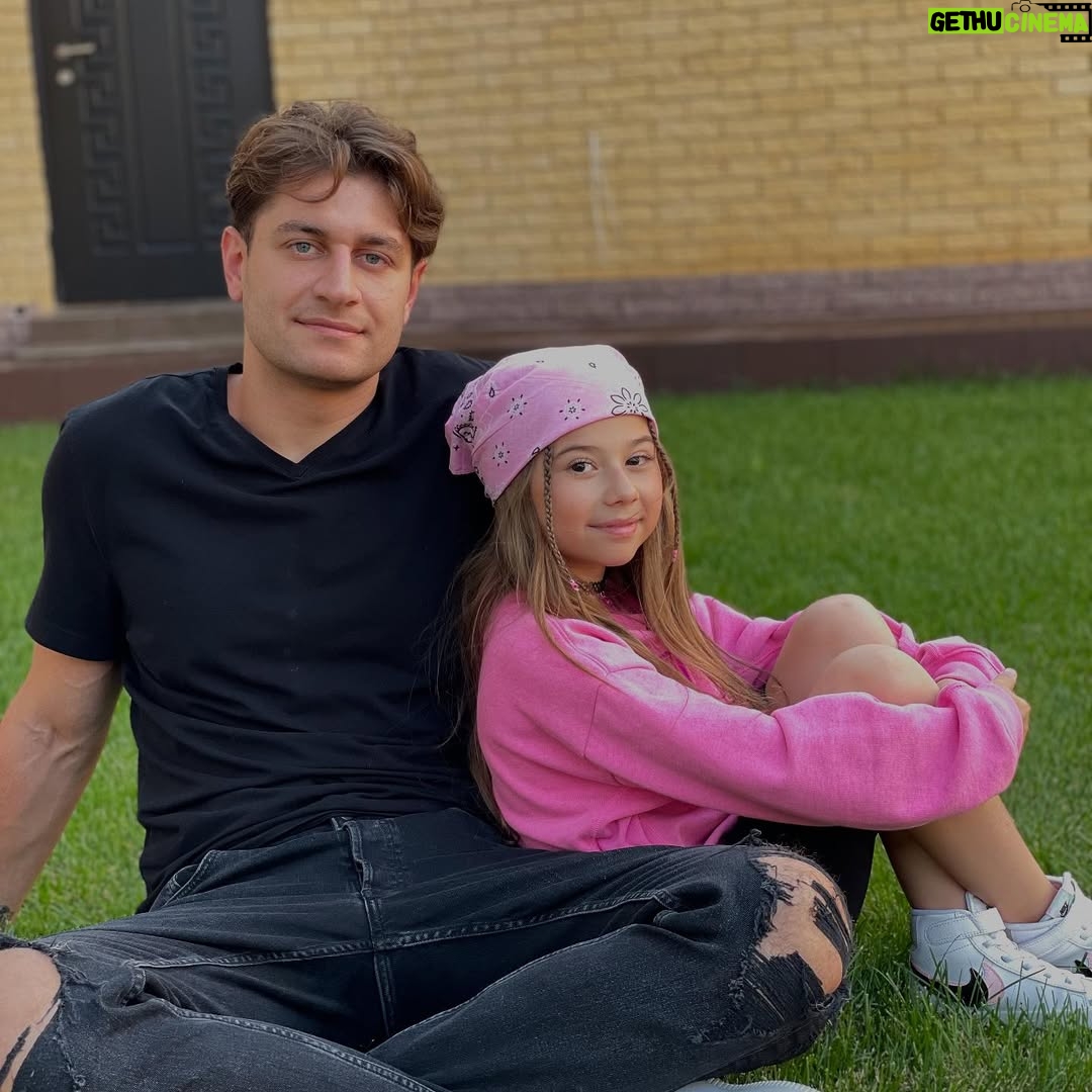 Milana Khametova - 175.7K Likes - Домовёнок, поздравляю тебя с твоим днём 🎈🎂
не буду писать тут банальных пожеланий.. Я тебе желаю самого самого большого человеческого счастья в новом твоем этапе жизни! ❤️🕊️💍👼
Оставайся всегда таким же добрым , веселым и отзывчивым, каким я тебя знаю🫶🏼
Погнали смотреть наши старые фотки и ностальгировать)💔
кстати, уровень нашей ментальной связи на одном из видео) я его никогда и никуда не публиковала)
happy birthday , @dava_m 🎈