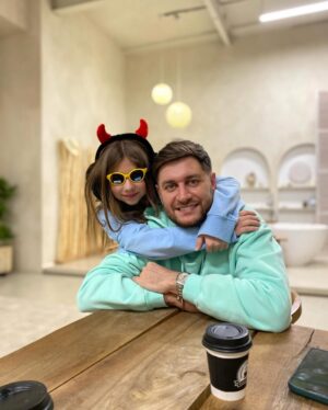 Milana Khametova Instagram - Домовёнок, поздравляю тебя с твоим днём 🎈🎂

не буду писать тут банальных пожеланий.. Я тебе желаю самого самого большого человеческого счастья в новом твоем этапе жизни! ❤️🕊️💍👼

Оставайся всегда таким же добрым , веселым и отзывчивым, каким я тебя знаю🫶🏼 

Погнали смотреть наши  старые фотки и ностальгировать)💔
кстати, уровень нашей ментальной связи на одном из видео) я его никогда и никуда не публиковала)

happy birthday , @dava_m 🎈