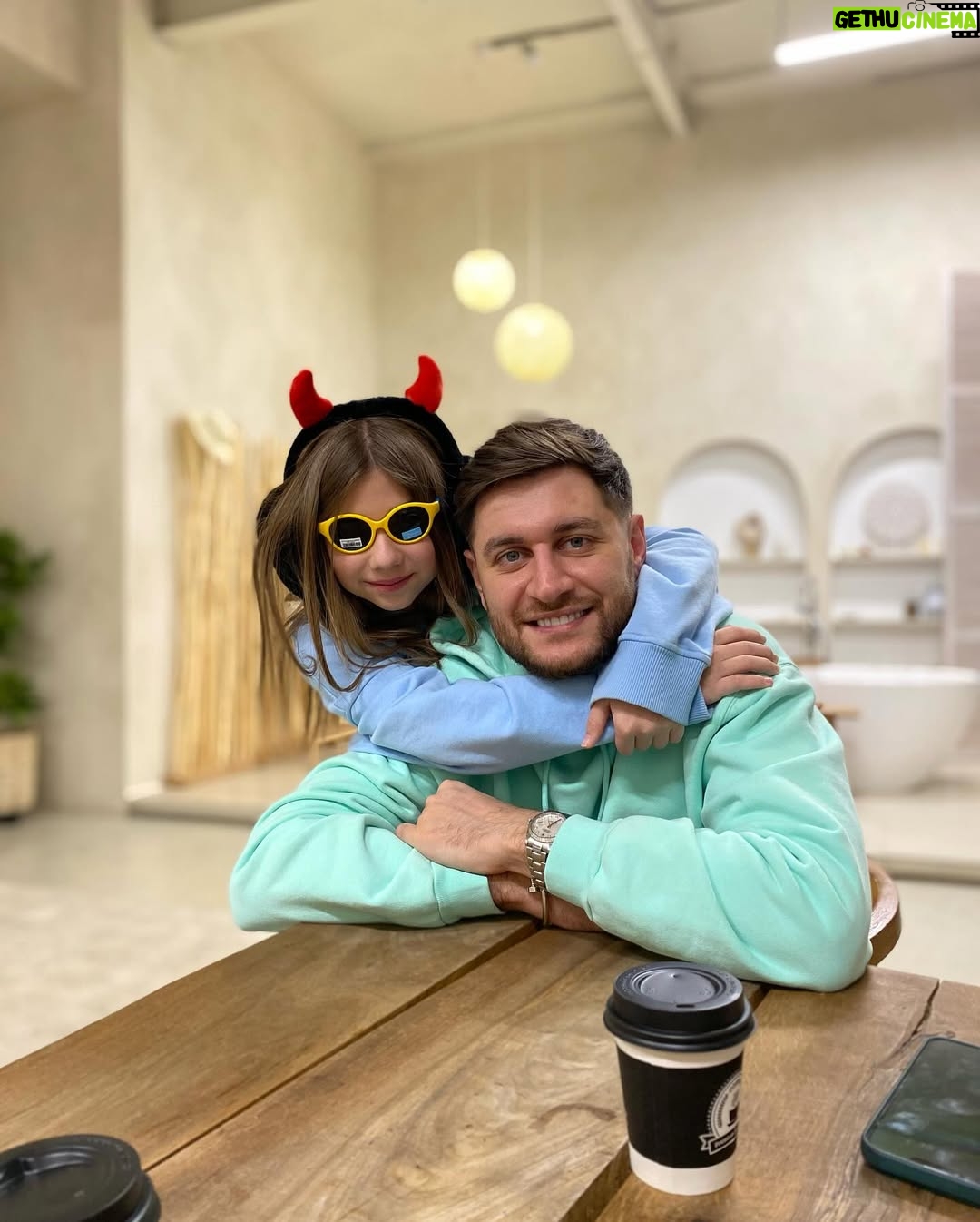 Milana Khametova - 175.7K Likes - Домовёнок, поздравляю тебя с твоим днём 🎈🎂
не буду писать тут банальных пожеланий.. Я тебе желаю самого самого большого человеческого счастья в новом твоем этапе жизни! ❤️🕊️💍👼
Оставайся всегда таким же добрым , веселым и отзывчивым, каким я тебя знаю🫶🏼
Погнали смотреть наши старые фотки и ностальгировать)💔
кстати, уровень нашей ментальной связи на одном из видео) я его никогда и никуда не публиковала)
happy birthday , @dava_m 🎈