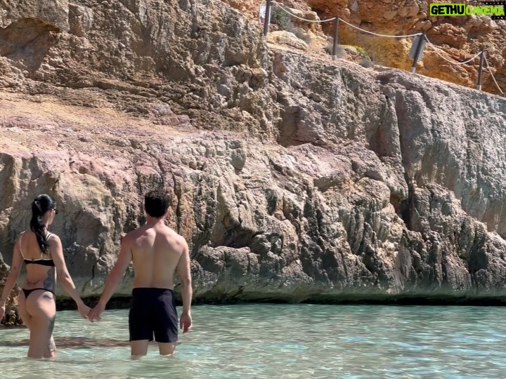 Milena Smit - 10K Likes - 3 días de comer rico, conversaciones intensas, mucho amor y no despegarme del mar era lo que necesitaba para lo que viene!! 🫧🌙✨🩵🌊