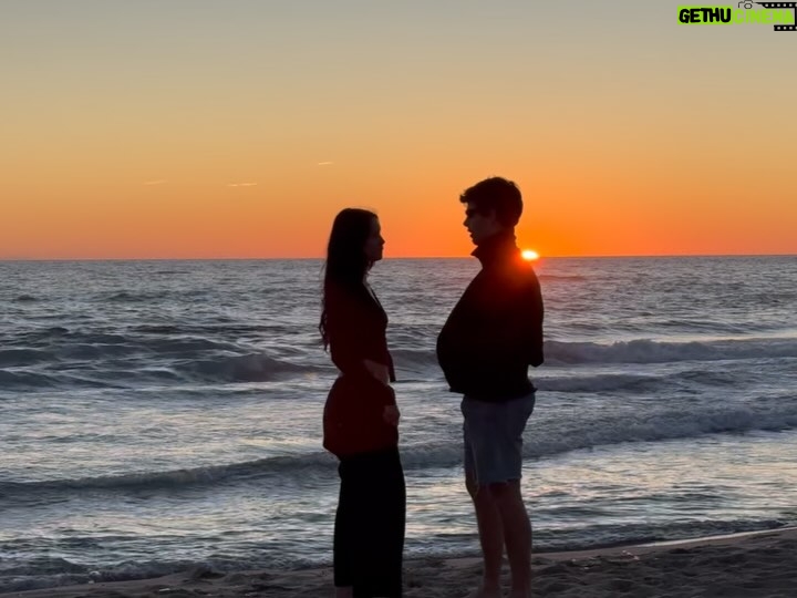 Milena Smit - 10K Likes - 3 días de comer rico, conversaciones intensas, mucho amor y no despegarme del mar era lo que necesitaba para lo que viene!! 🫧🌙✨🩵🌊
