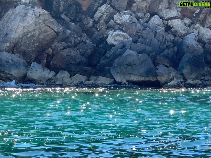 Milena Smit - 10K Likes - 3 días de comer rico, conversaciones intensas, mucho amor y no despegarme del mar era lo que necesitaba para lo que viene!! 🫧🌙✨🩵🌊